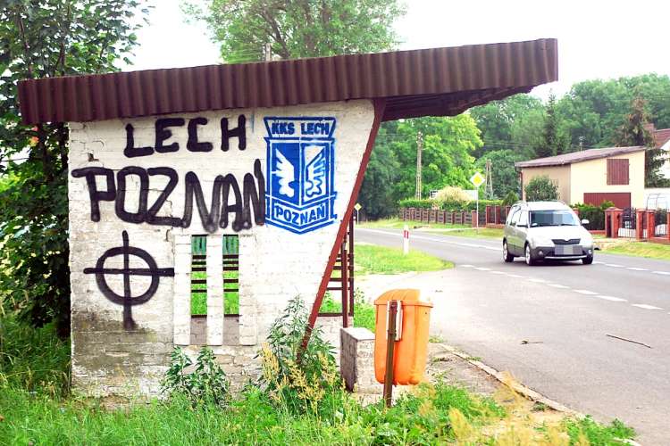 Dołuje w tabeli, króluje na przystankach