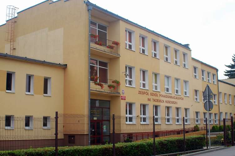 Gmina chce przejąć szkołę