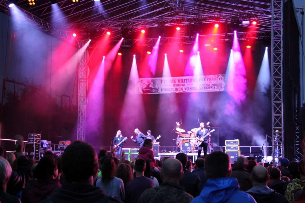 Koncert zespołu TSA na scenie w Jastrowiu