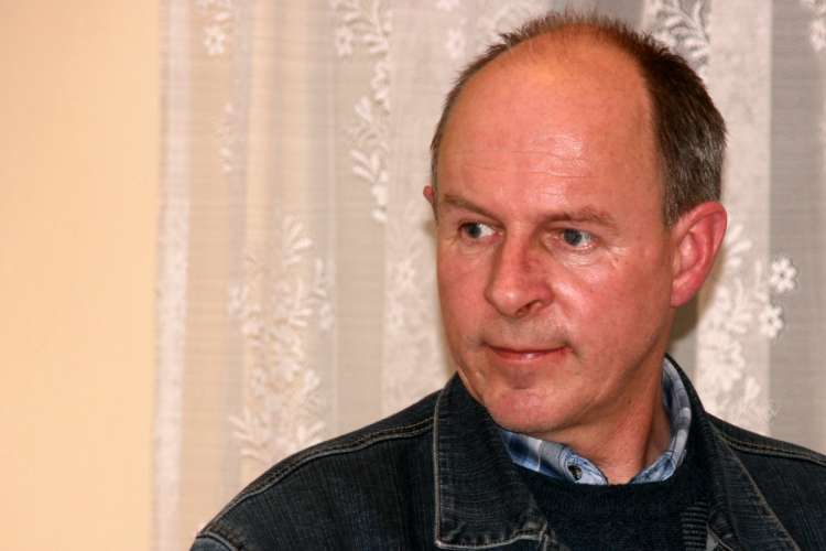 Dywel odchodzi, ale zostaje