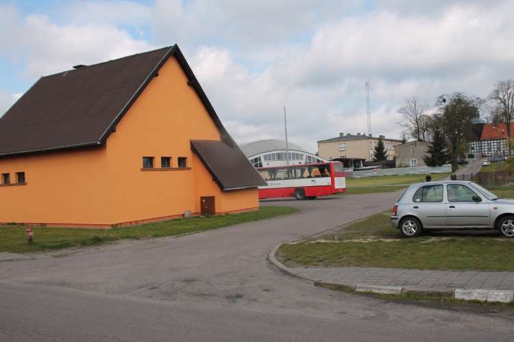 Budowa boiska i przeniesienie kostnicy, czyli konflikt interesów w Tarnówce