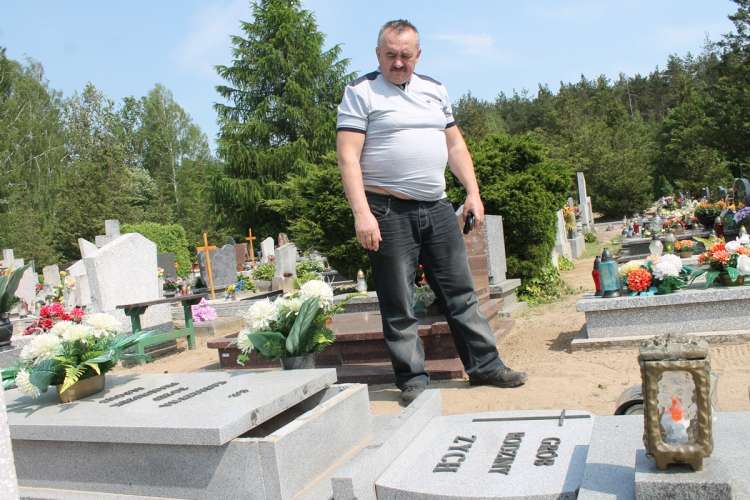 Chłopiec przygnieciony na cmentarzu