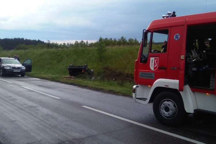 Wypadek na trasie Złotów-Zakrzewo: kierowca dachował