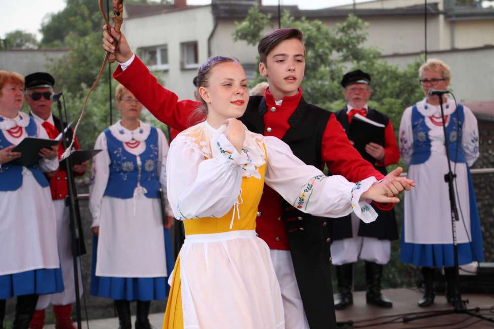 Występ zespołów reprezentujących gminy na Jarmarku Krajeńskim