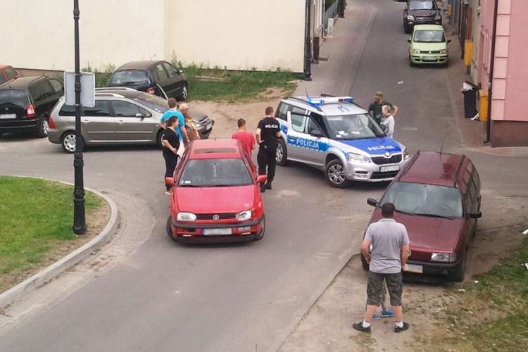 Kolizja na Mokrej na sucho nie uszła. Uwaga na skrzyżowania równorzędne!