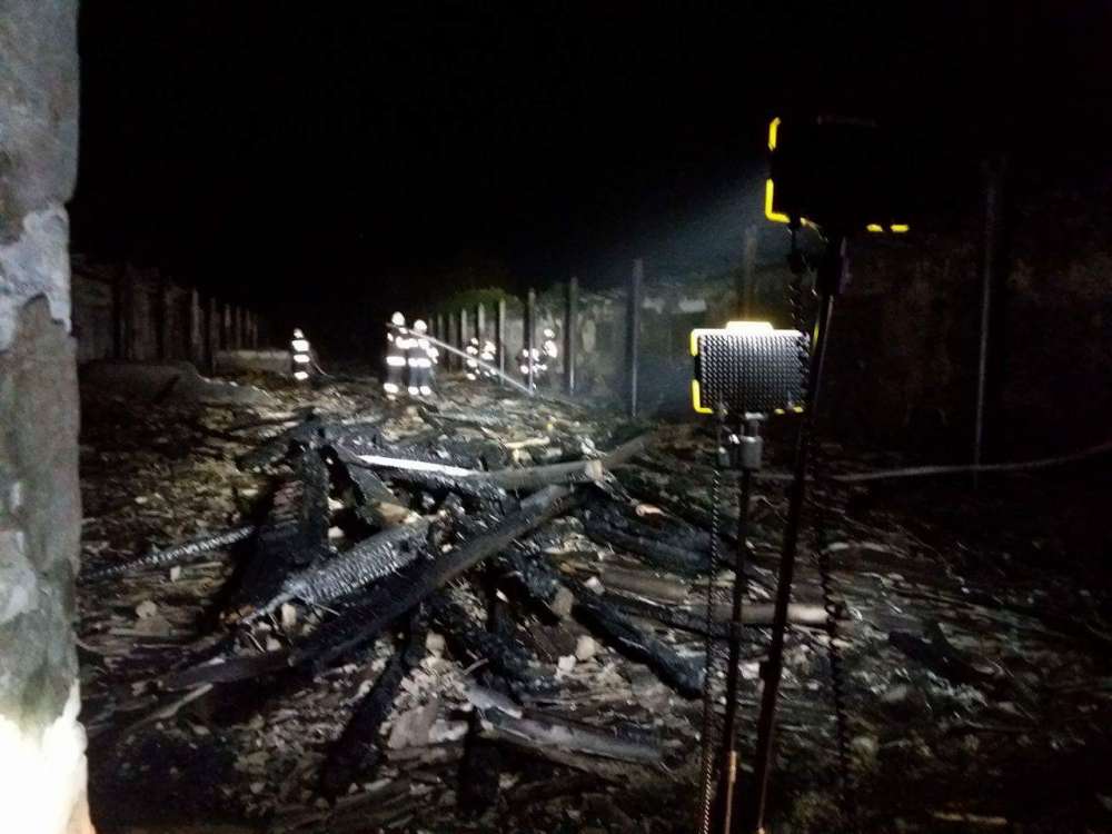 Pożar 170-metrowej obory w Paruszce. Strażacy walczyli z ogniem przez 4 godziny