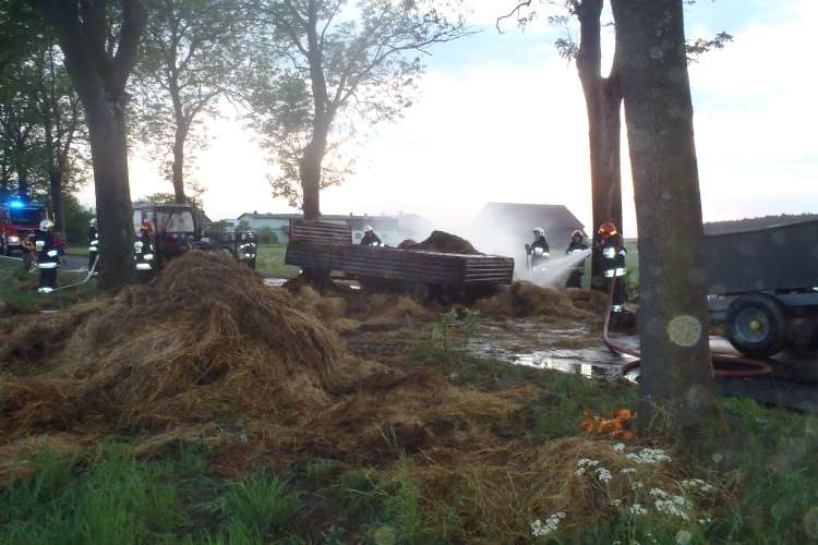 18 strażaków gasiło pożar siana pod Tarnówką
