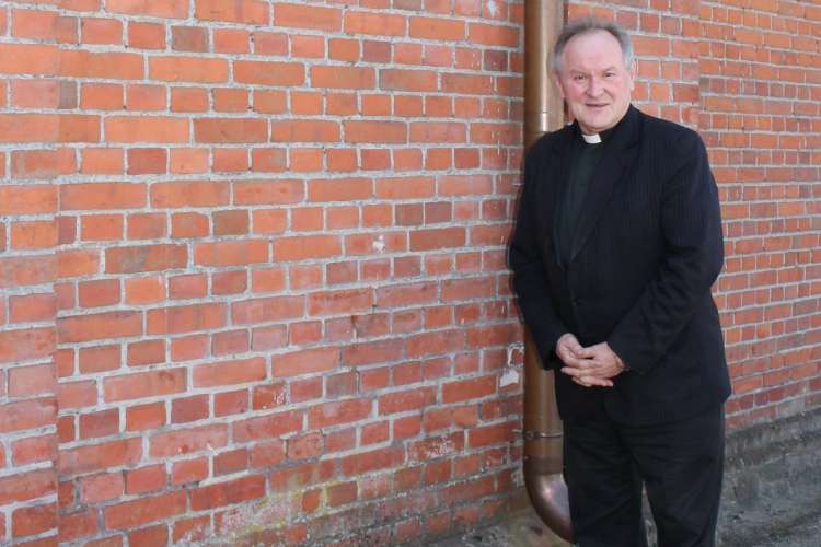 Ks. Anatol stawia na remonty