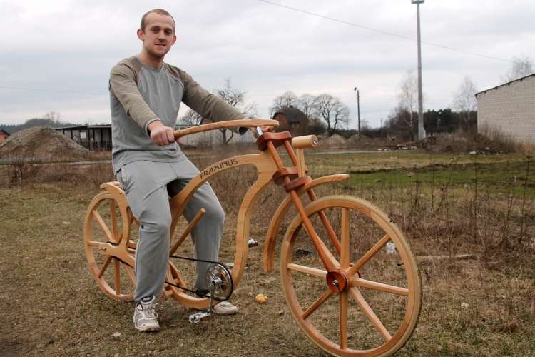 Zbudował rower z drewna i wygrał konkurs na swojej uczelni