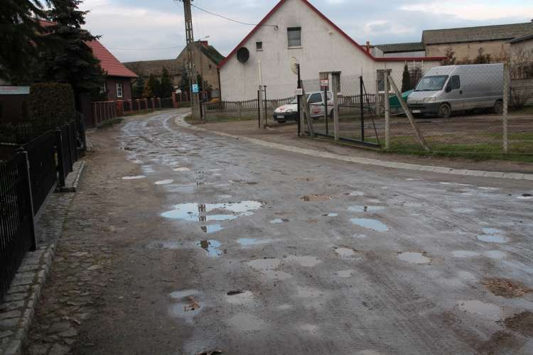 Część remontowanej niedawno drogi ponownie zniszczona