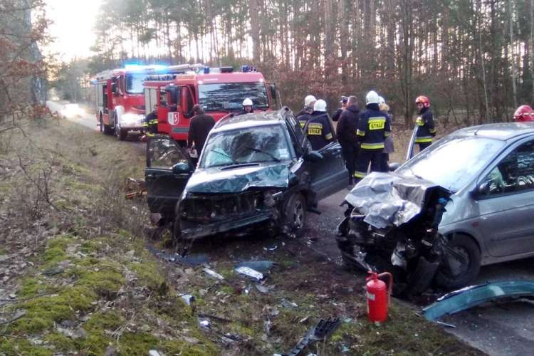 Wypadek na trasie Wersk-Zakrzewo. 3 osoby poszkodowane