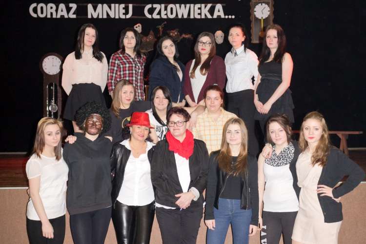 Spektakl MOW - dziewczyny namawiają, by zwolnić