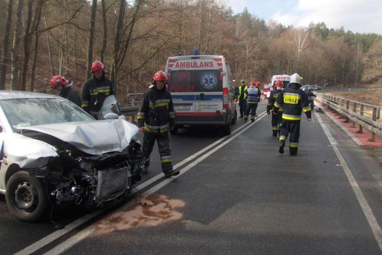 Wypadek na moście. Kobieta żyje. Samochód roztrzaskany