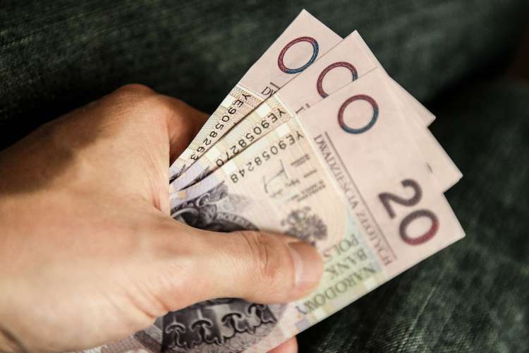 Sto tysięcy podzielone
