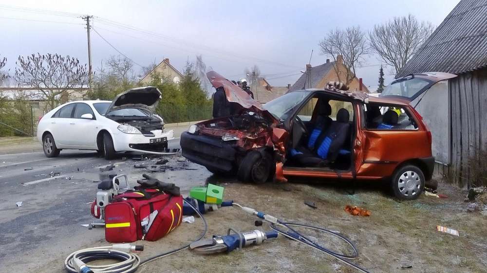 Karambol na DW 242. Dwie osoby trafiły do szpitala