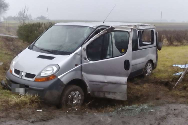 Wypadek w Ratajach. Dachował bus