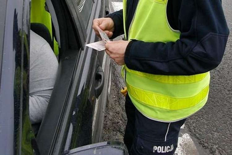 Kierowca pijany, bez prawa jazdy, pasażer z narkotykami