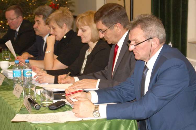 O stawkach za wodę i ścieki radni debatowali kilka godzin. Wątpliwości nie wyeliminowano