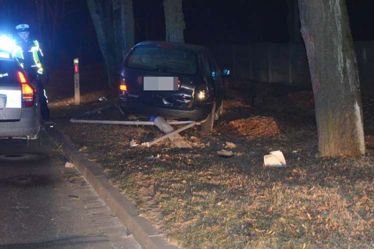 Staranował latarnię. Miał ponad dwa promile alkoholu