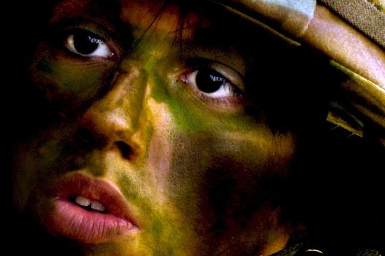 Kalendarz militarny z pięknymi dziewczętami