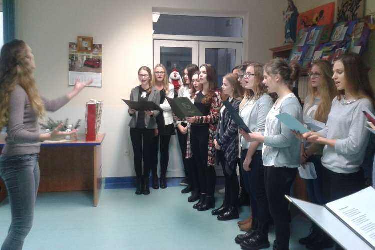 I LO z kolędami w złotowskim Hospicjum.