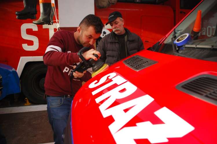 Strażacy mają nowe czerwone, czyli najszybsze lekkie wozy bojowe
