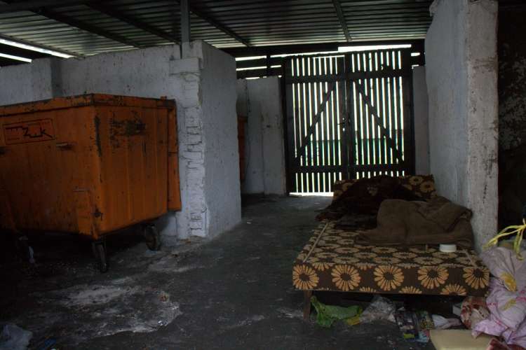 Spał w śmietniku - interweniowała policja