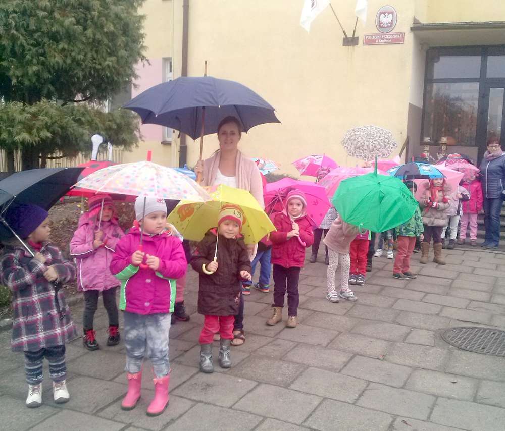 Spacer z parasolem oraz rozmowy o patriotyzmie