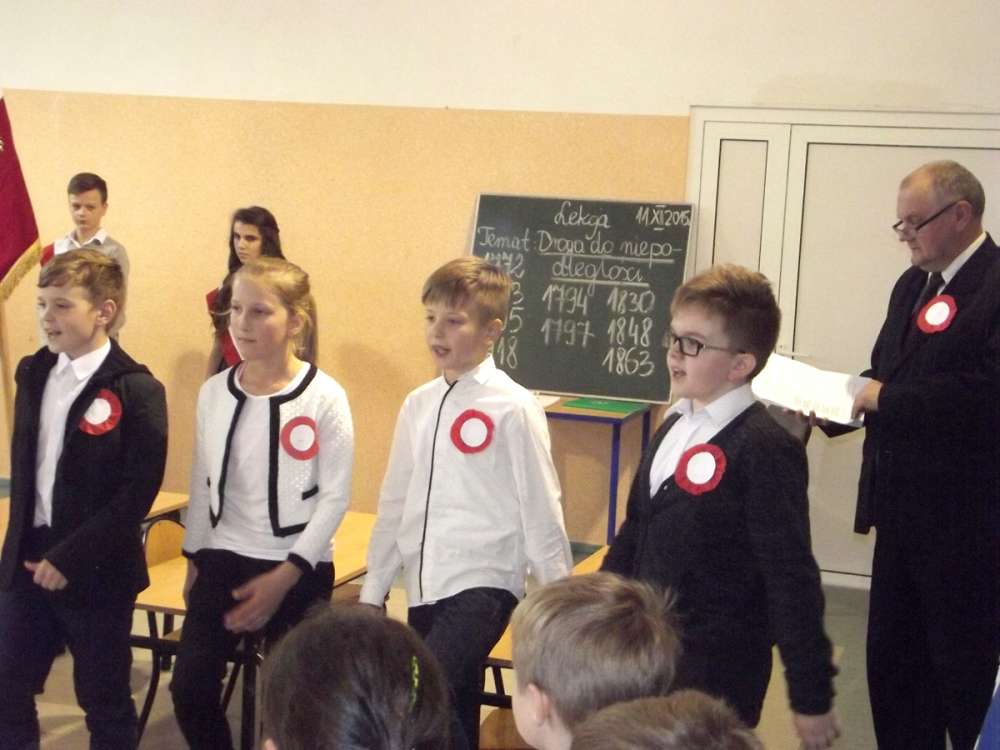 Uroczysty apel w szkole z okazji Święta Niepodległości
