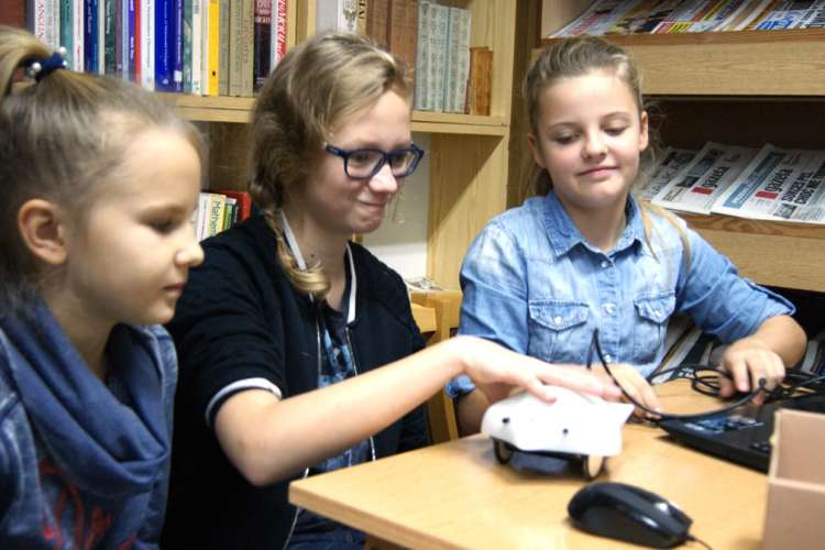Młodzież programuje swoją przyszłość. Warsztaty z kodowania w bibliotece.