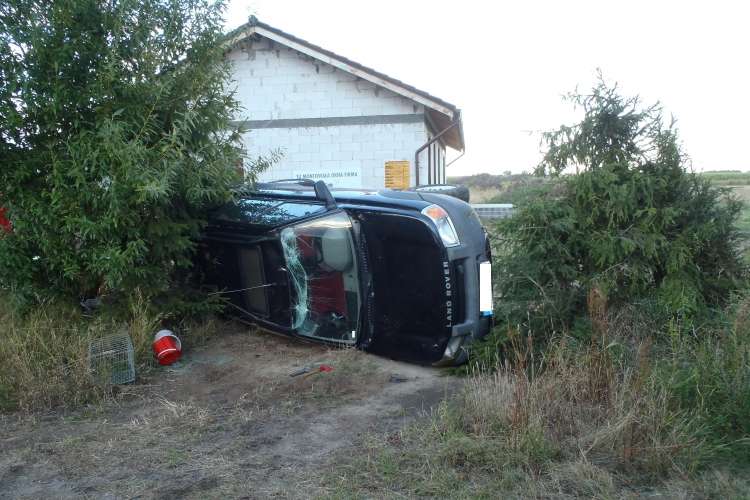 Land rover na boku