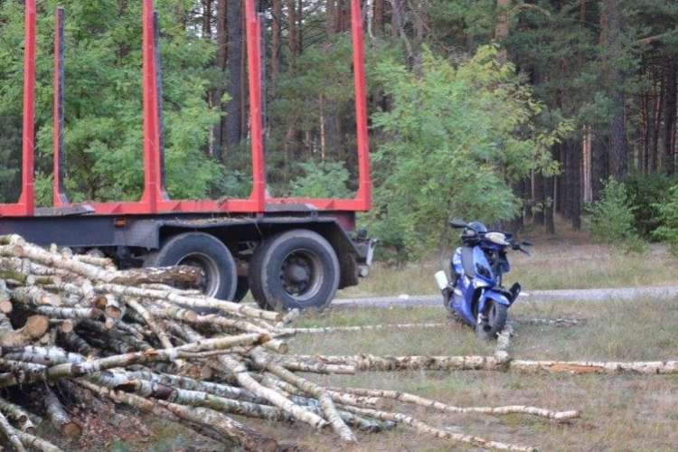 Pijany motocyklista wjechał w ciężarówkę