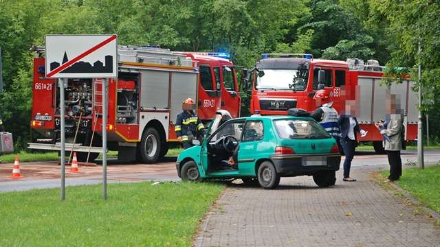 Peugeotem w drzewo