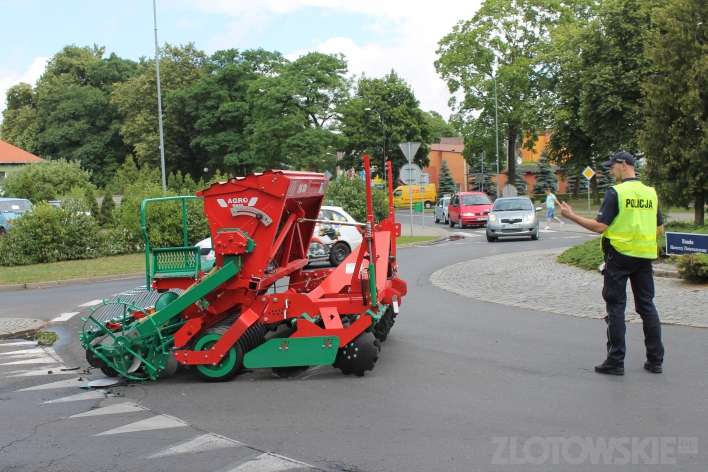 Maszyna rolnicza blokuje rondo