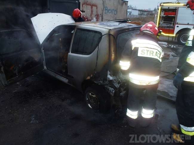 Spłonął fiat seicento. Auto zapaliło się w garażu