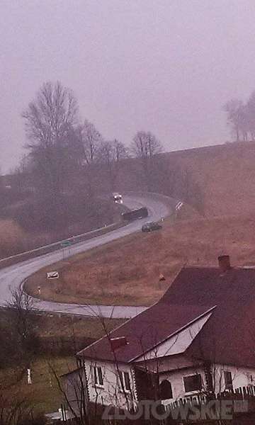 Samochód przewrócił się na bok