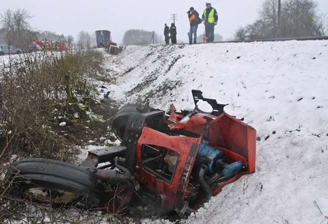 Ciągnik rolniczy wjechał pod pociąg 