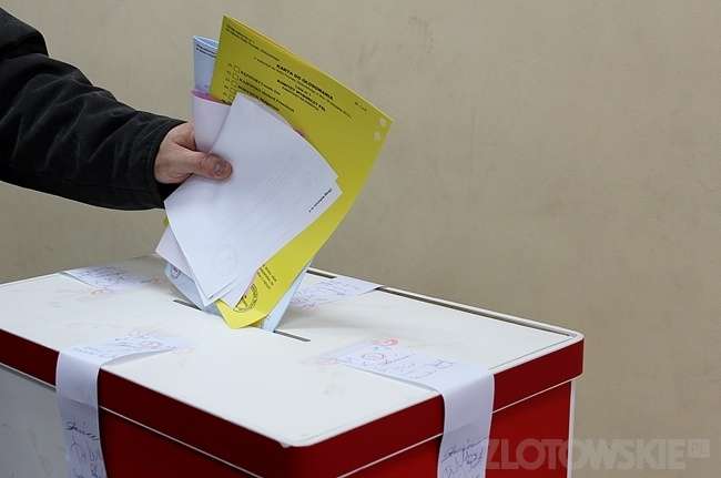 Kandydaci na burmistrza Złotowa przy urnach wyborczych