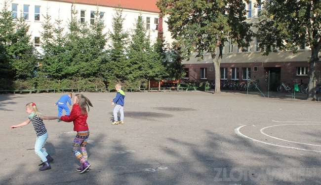 Szkoła z asfaltem