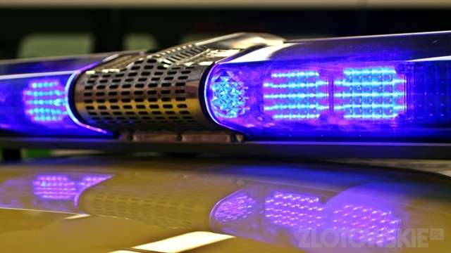 Policjanci czekają na radiowóz