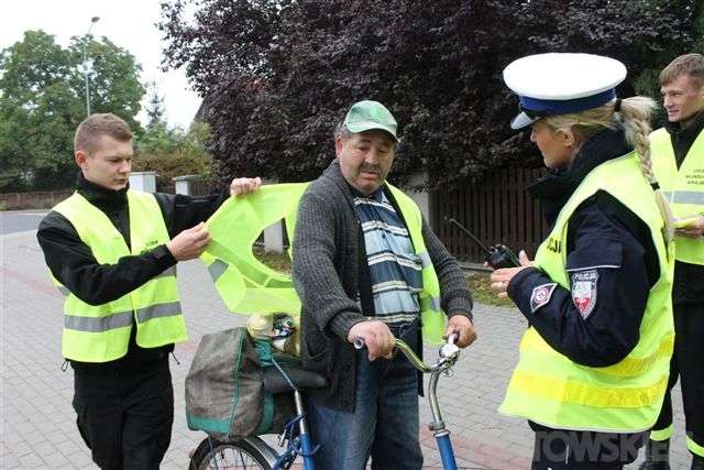 Młodzież uczy rowerzystów