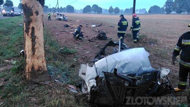 Auto doszczętnie rozbite. Cztery osoby w szpitalu