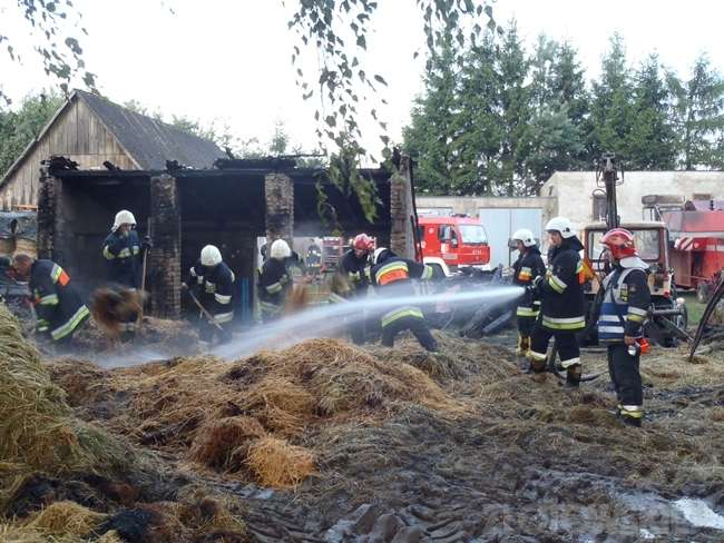 Pracowita noc strażaków. Burza, pożar, wypadek