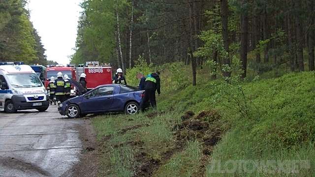 Opel dachował. Jedna osoba trafiła do szpitala