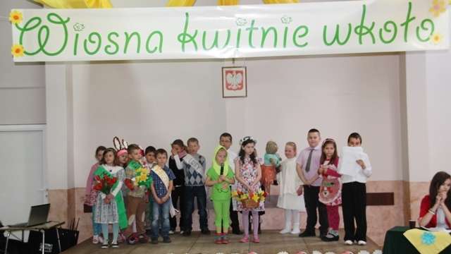 Wiosna kwitnie wkoło. Dzieci i młodzież z Tarnówki świętują nadejście wiosny