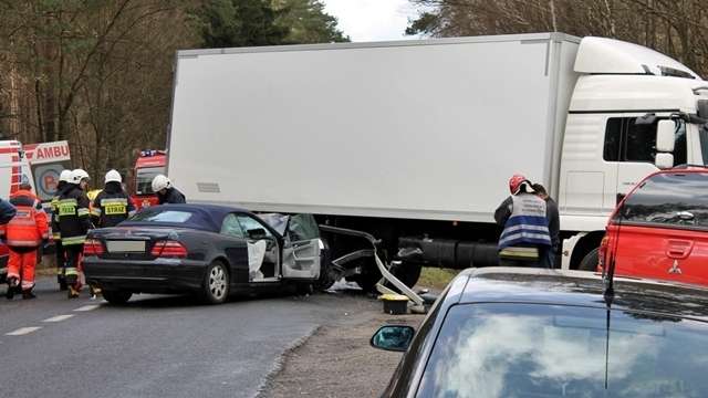 Zderzenie mercedesa z ciężarówką