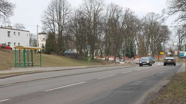 Nieczynny przystanek autobusowy w Złotowie. Autobusy jadące do Piły nie zatrzymują się przy Partyzan