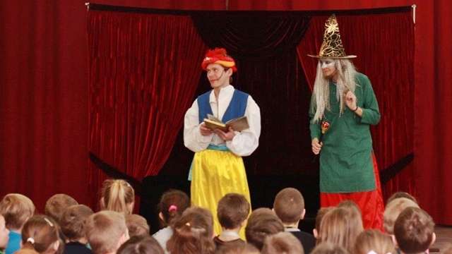 Profilaktyka na szkolnej scenie. Występ krakowskiego teatru w złotowskiej Trójce