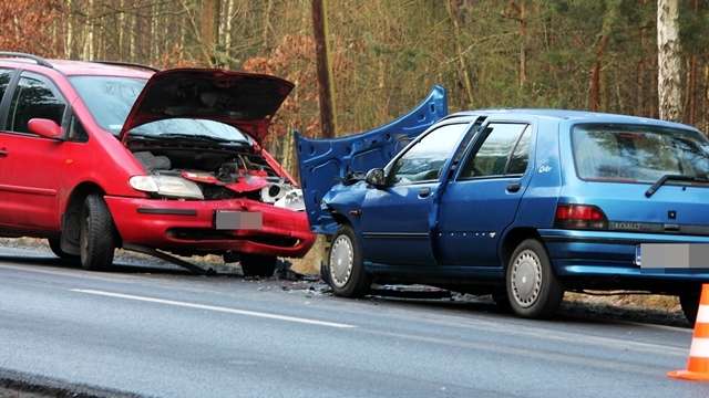Czołowe zderzenie volkswagena z renault