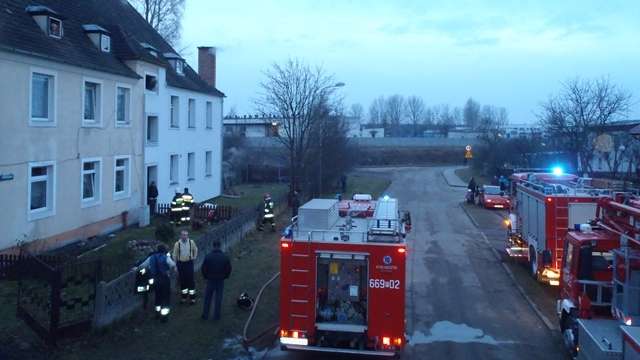 Dwugodzinna akcja strażaków w Jastrowiu. W piwnicy jednego z budynków mieszkalnych wybuchł pożar